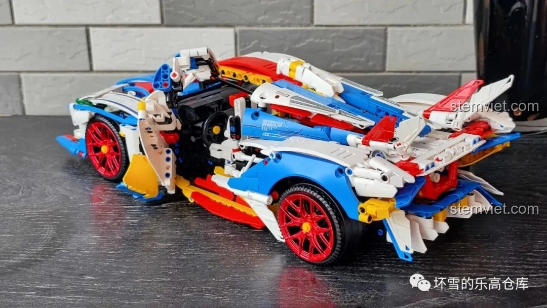 Moyu Block MY88007A Siêu Xe Thể Thao EVO với cửa mở và 'bung giáp', nhìn từ góc nghiêng, phô diễn tính năng.