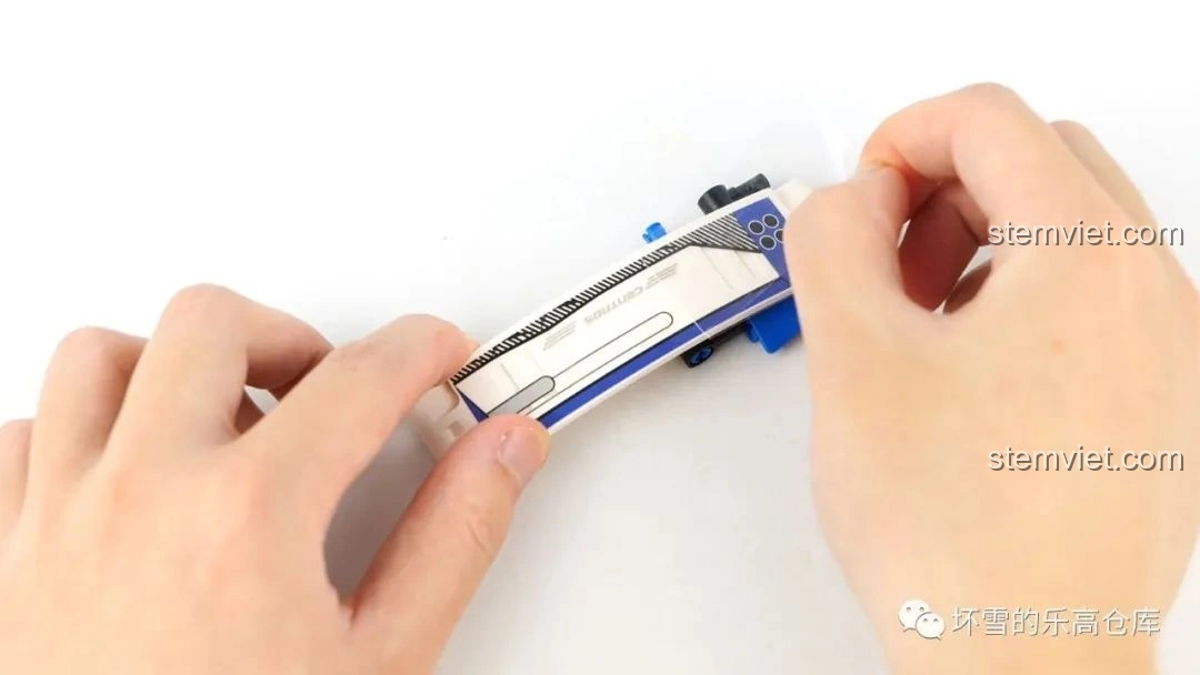 Quá trình dán decal chuyển nhiệt lên chi tiết của Moyu Block MY88007A Siêu Xe Thể Thao EVO, cần sự tỉ mỉ.