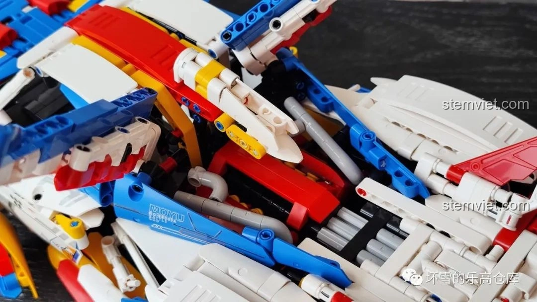 Động cơ bên trong của Moyu Block MY88007A Siêu Xe Thể Thao EVO được phô bày khi 'bung giáp', chi tiết và ấn tượng.