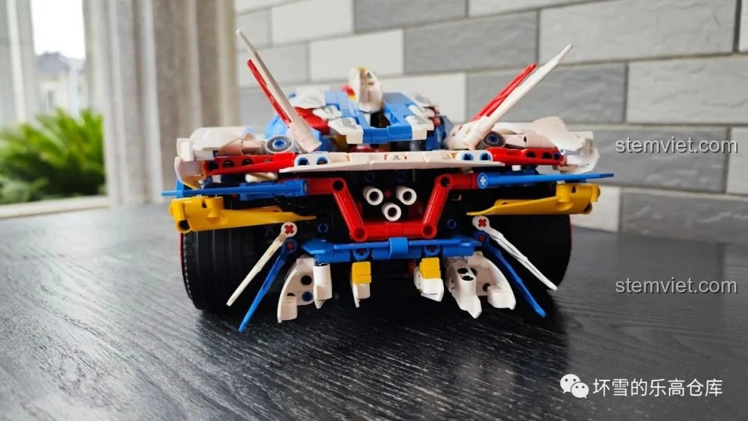 Phần đuôi xe của Moyu Block MY88007A Siêu Xe Thể Thao EVO với thiết kế nhiều cánh nhỏ, độc đáo và khác biệt.