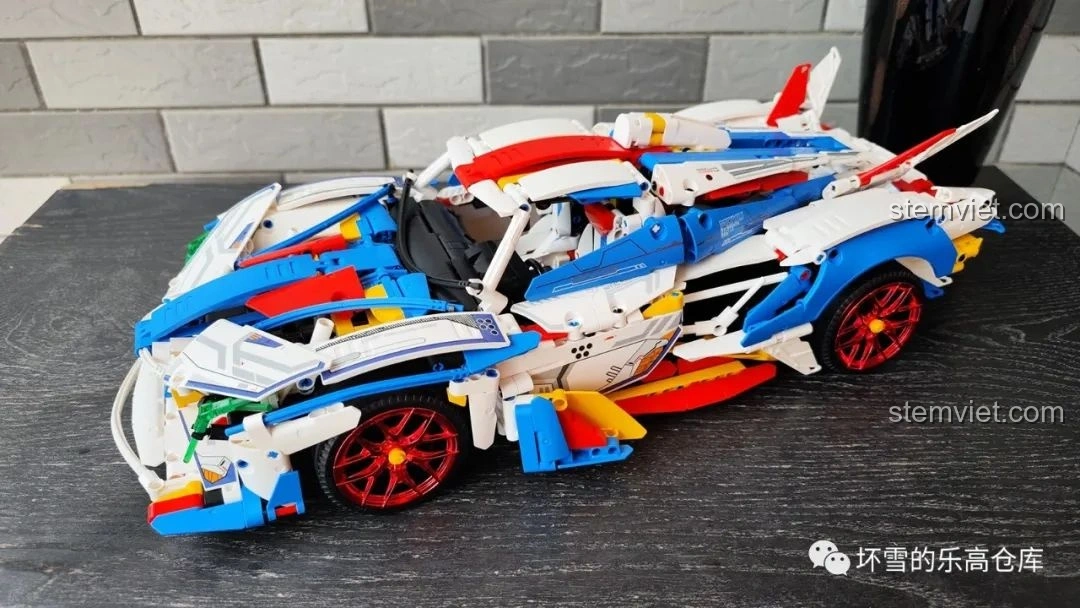 Mô hình hoàn chỉnh của Moyu Block MY88007A Siêu Xe Thể Thao EVO Phong Cách Gundam, nhìn từ góc cao.