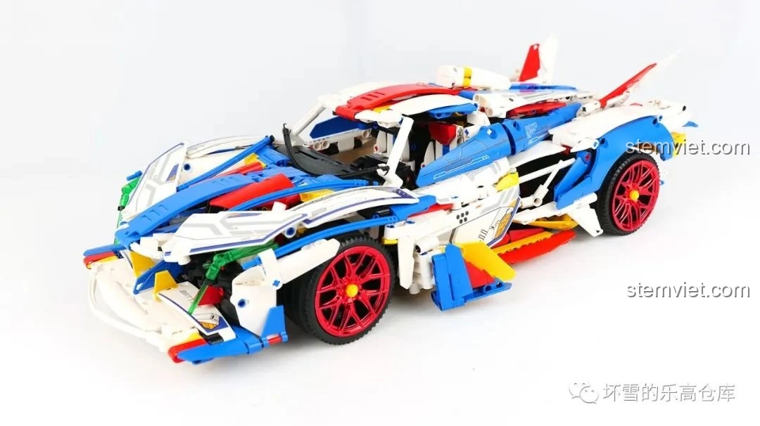 Mô hình hoàn chỉnh của Moyu Block MY88007A Siêu Xe Thể Thao EVO Phong Cách Gundam, nhìn từ góc nghiêng.