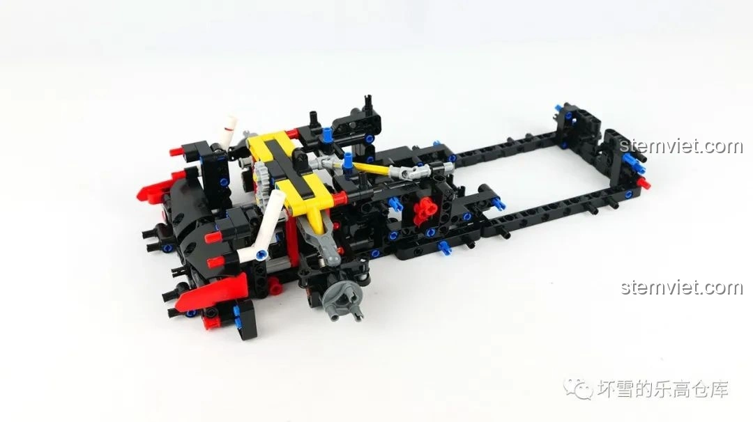 Quá trình lắp ráp khung gầm ban đầu của bộ Moyu Block MY88007A Siêu Xe Thể Thao EVO, thể hiện cấu trúc cơ bản.