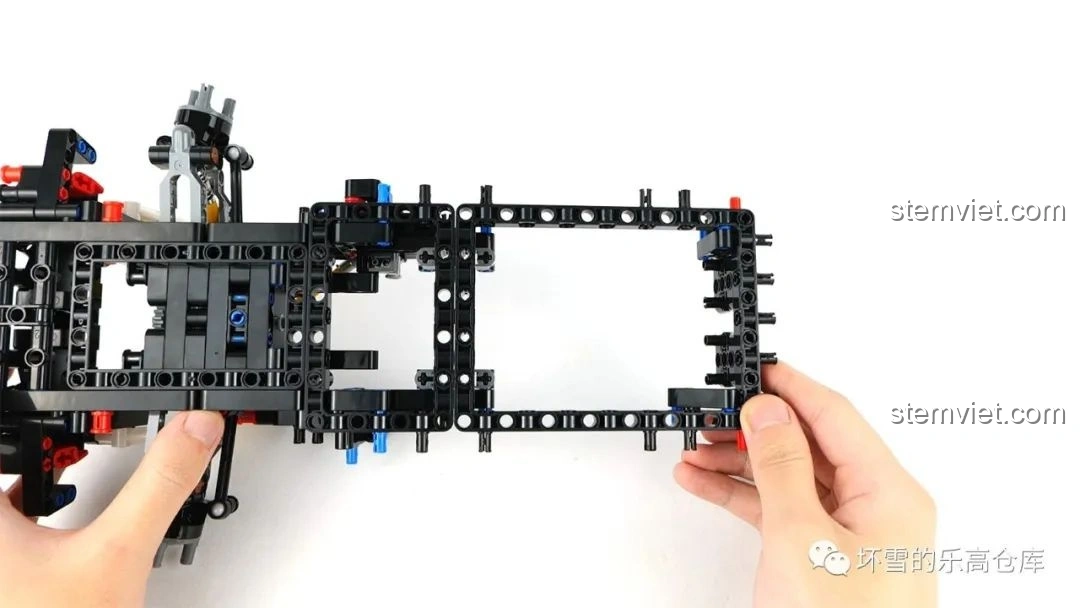 Lắp ráp khung giữa siêu lớn của gầm xe Moyu Block MY88007A Siêu Xe Thể Thao EVO, chi tiết quan trọng cho cấu trúc.