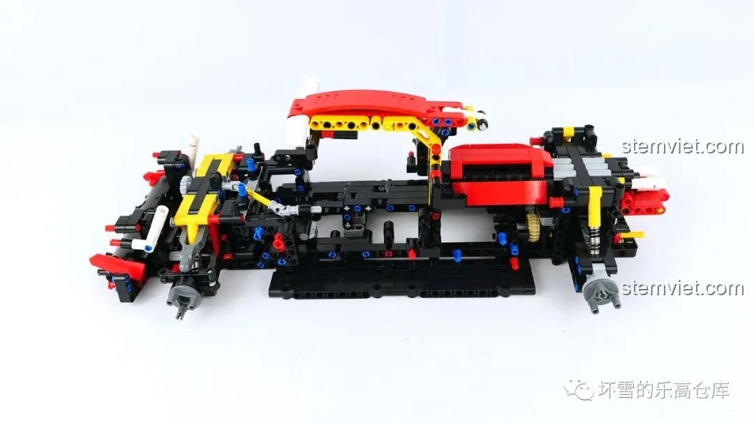 Khung xe và động cơ V12 của Moyu Block MY88007A Siêu Xe Thể Thao EVO đang dần hoàn thiện, chi tiết và chân thực.