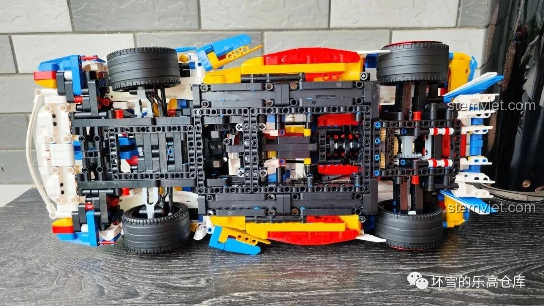 Mặt dưới của Moyu Block MY88007A Siêu Xe Thể Thao EVO, thể hiện cấu trúc khung gầm và chi tiết kỹ thuật.