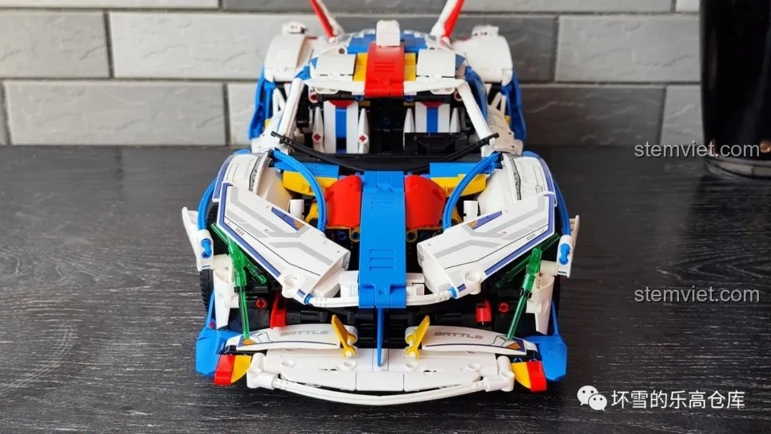 Mặt trước của Moyu Block MY88007A Siêu Xe Thể Thao EVO với đèn pha chữ X, thể hiện vẻ hầm hố.