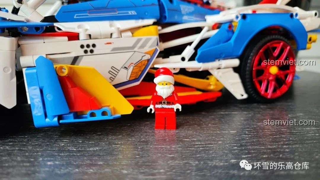 Minifigure đứng cạnh Moyu Block MY88007A Siêu Xe Thể Thao EVO, giúp hình dung tỉ lệ mô hình.