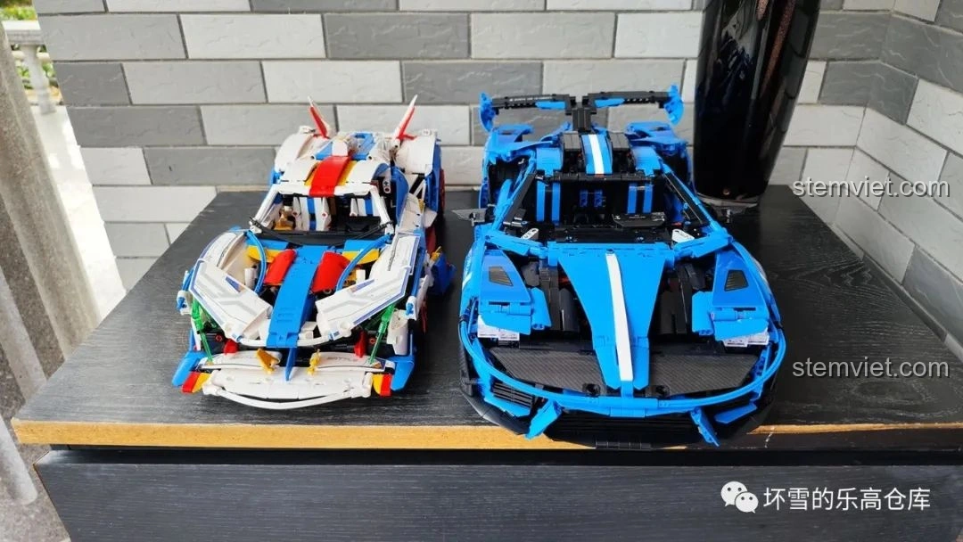 So sánh kích thước Moyu Block MY88007A Siêu Xe Thể Thao EVO với một mô hình xe khác, thể hiện tỉ lệ 1:10.