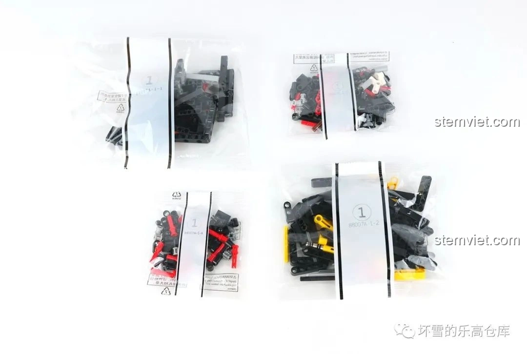 Các túi linh kiện được đánh số của bộ lắp ráp Moyu Block MY88007A Siêu Xe Thể Thao EVO, sẵn sàng cho quá trình lắp ráp.