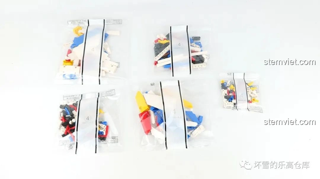 Các túi linh kiện số 4 của bộ lắp ráp Moyu Block MY88007A Siêu Xe Thể Thao EVO, cho phần vỏ ngoài còn lại.