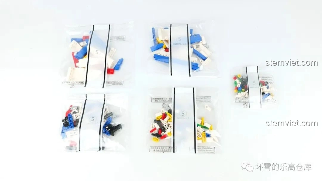 Các túi linh kiện số 5 của bộ lắp ráp Moyu Block MY88007A Siêu Xe Thể Thao EVO, chứa chi tiết cửa và bánh xe.