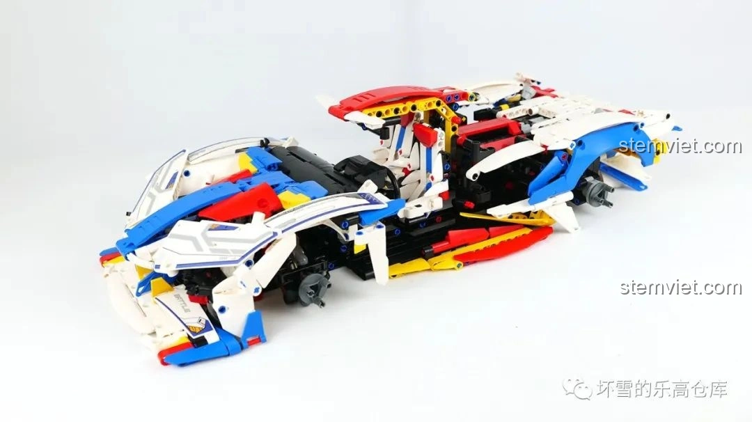 Phần vỏ ngoài của Moyu Block MY88007A Siêu Xe Thể Thao EVO gần như hoàn chỉnh, thể hiện thiết kế độc đáo.