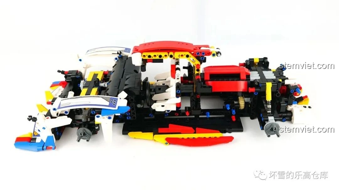 Vỏ ngoài và nội thất của Moyu Block MY88007A Siêu Xe Thể Thao EVO đang được lắp ráp, lộ rõ màu sắc đặc trưng.