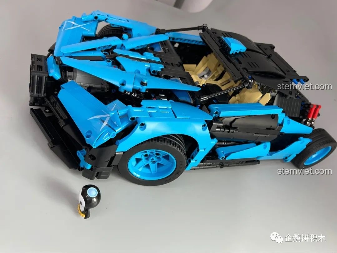 Phần đuôi xe của mô hình Moyu Block MY88008 Bugatti Bolide nhìn từ phía sau, rất hầm hố.