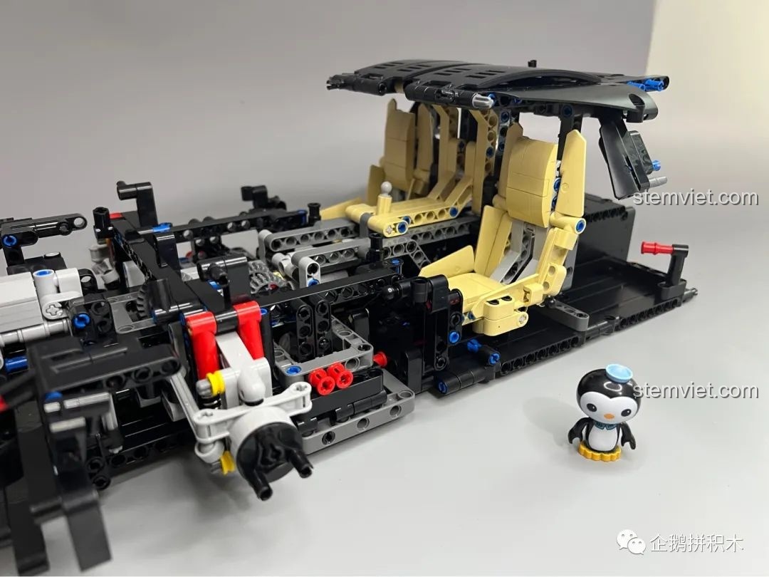 Ghế ngồi được gắn vào khung gầm của mô hình Moyu Block MY88008 Bugatti Bolide.