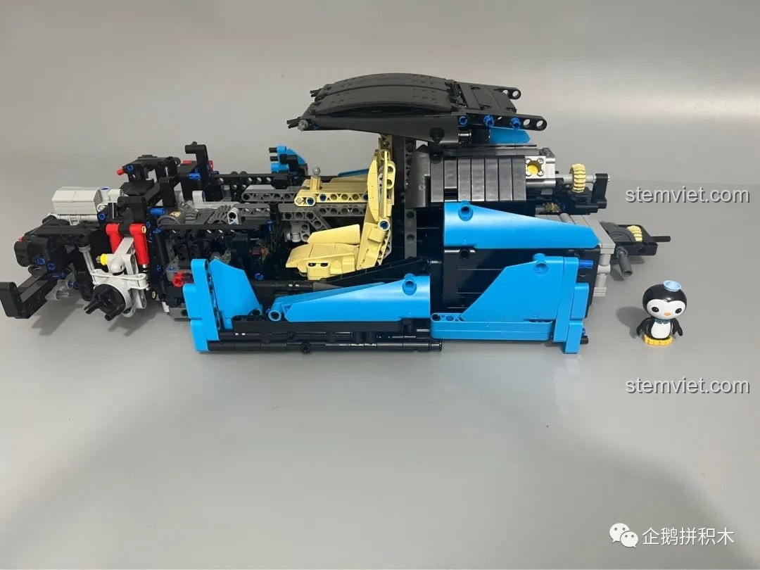 Thân xe màu xanh của mô hình Moyu Block MY88008 Bugatti Bolide bắt đầu được gắn vào khung gầm.