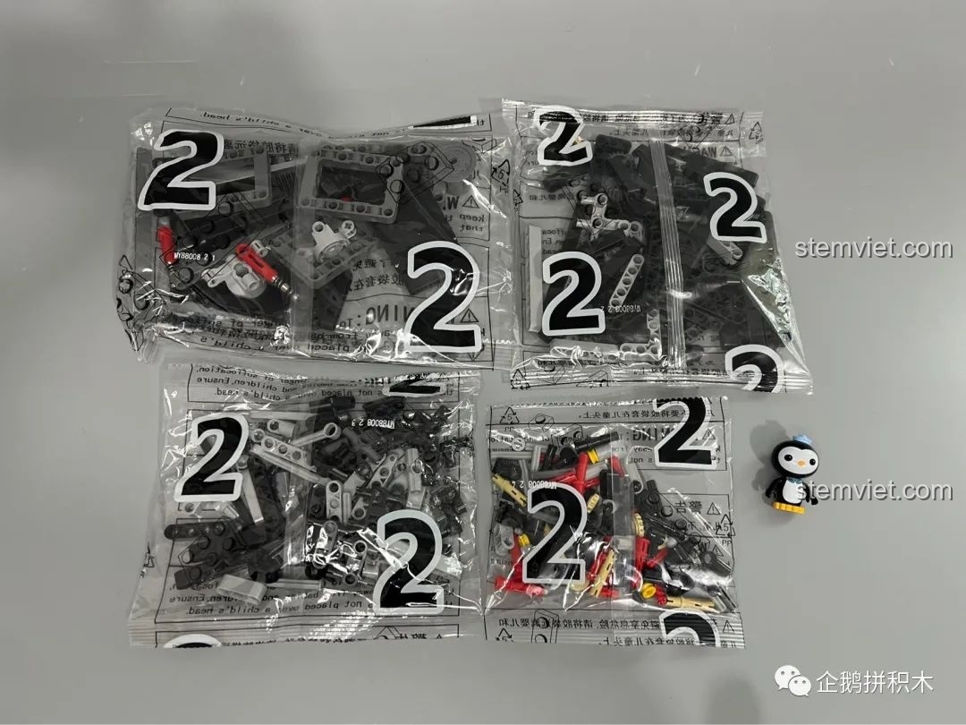 Mặt dưới khung gầm của mô hình Moyu Block MY88008 Bugatti Bolide, các kết nối chắc chắn.