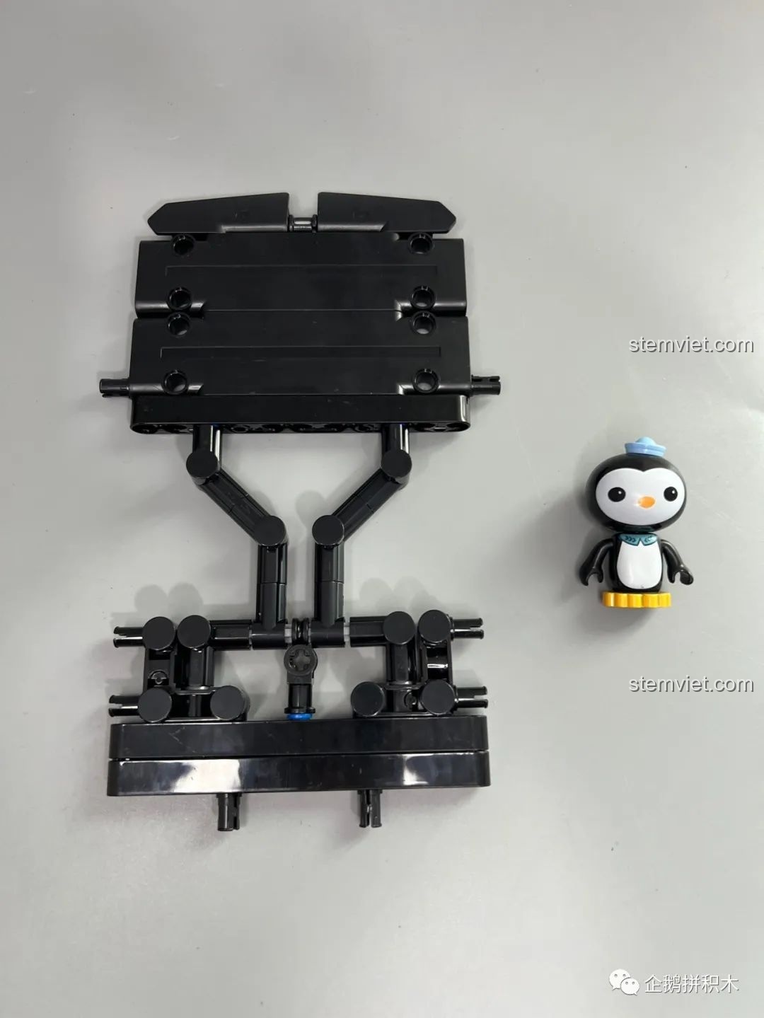 Mặt dưới của mô hình Moyu Block MY88008 Bugatti Bolide, thấy rõ hệ thống truyền động và treo.