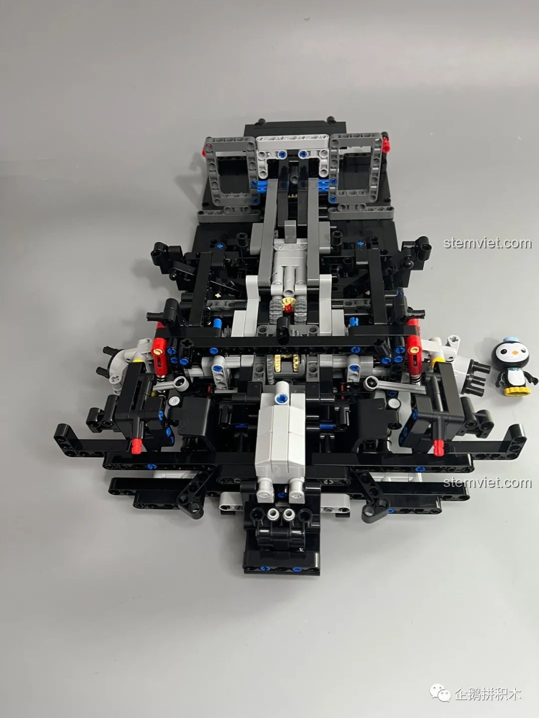 Phần 2 của mô hình Moyu Block MY88008 Bugatti Bolide đã hoàn thành, khung gầm và truyền động cơ bản.