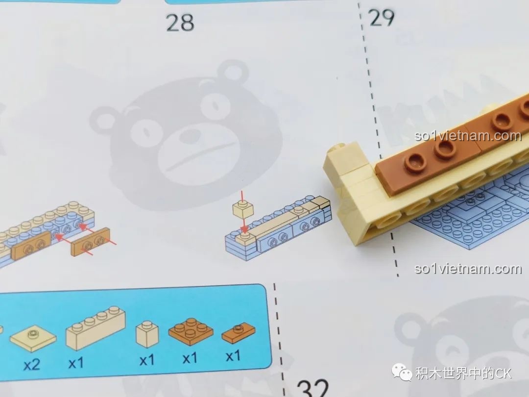 Hình ảnh cận cảnh một bước trong quá trình lắp ráp bộ inbrixx 880018 Ngôi nhà Nhật Bản Kumamon, minh họa cách ghép các mảnh.