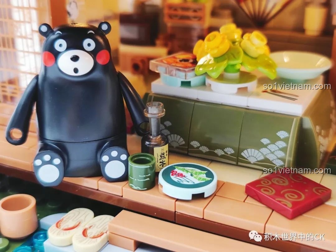 Cận cảnh bàn ăn với các món ăn và quạt giấy trang trí trong Ngôi nhà Nhật Bản Kumamon inbrixx 880018.