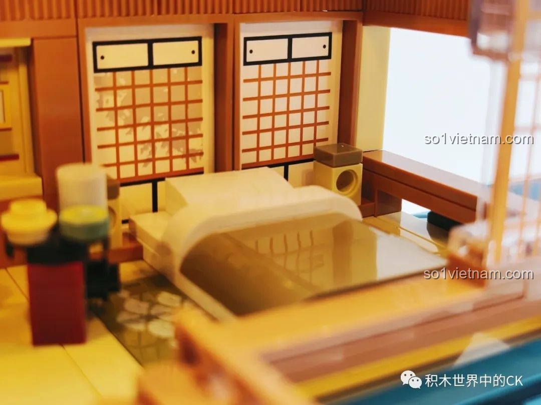 Cận cảnh ban công nhỏ và cửa sổ tầng trên của Ngôi nhà Nhật Bản Kumamon inbrixx 880018, với các chi tiết gỗ tinh xảo.