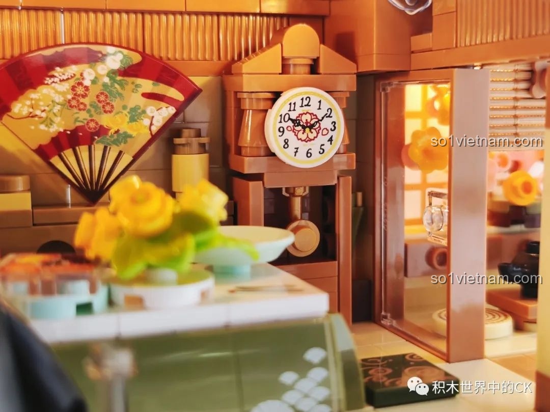 Cận cảnh khu vực bếp nhỏ với rèm tre và các vật dụng nấu ăn trong Ngôi nhà Nhật Bản Kumamon inbrixx 880018.