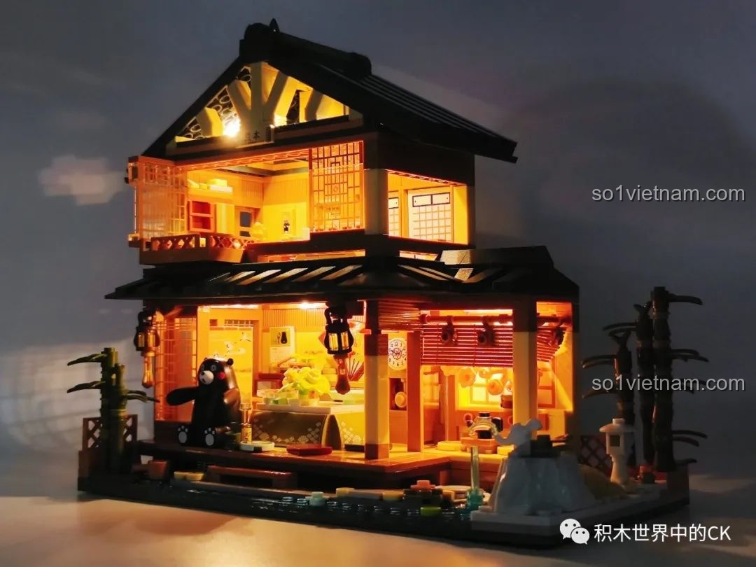 Cận cảnh Kumamon và bàn trà với đèn LED sáng trong Ngôi nhà Nhật Bản Kumamon inbrixx 880018, tạo không khí ấm cúng.