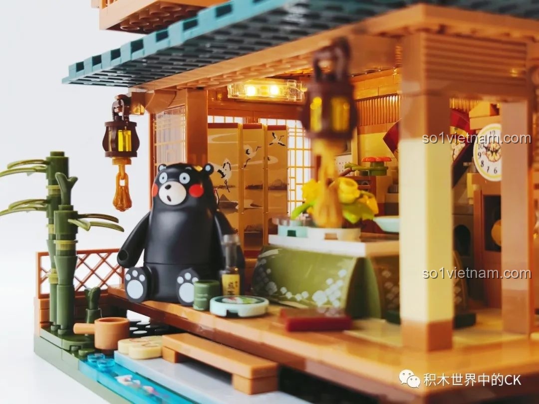 Cận cảnh hai minifigure Kumamon và một minifigure khác với đèn LED sáng trong Ngôi nhà Nhật Bản Kumamon inbrixx 880018.