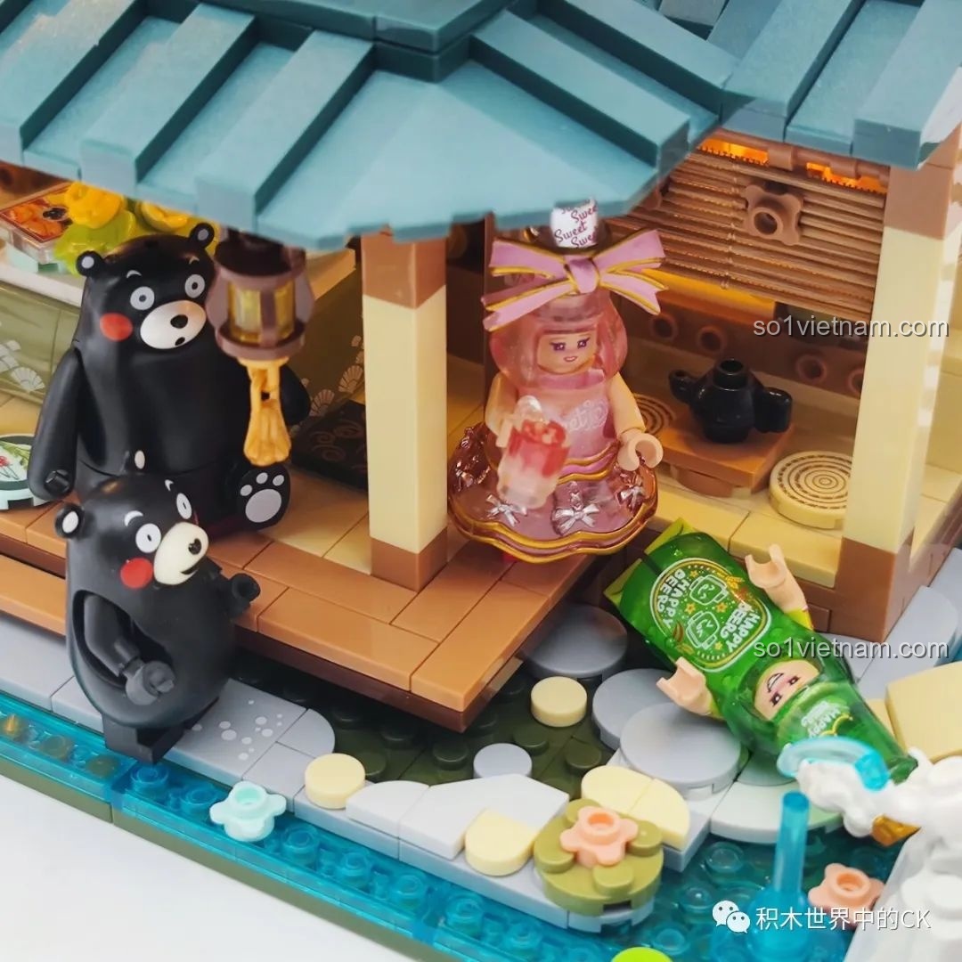 Cảnh minifigure Naruto và Sakura với đèn LED sáng trong Ngôi nhà Nhật Bản Kumamon inbrixx 880018, tạo sự kết hợp thú vị.