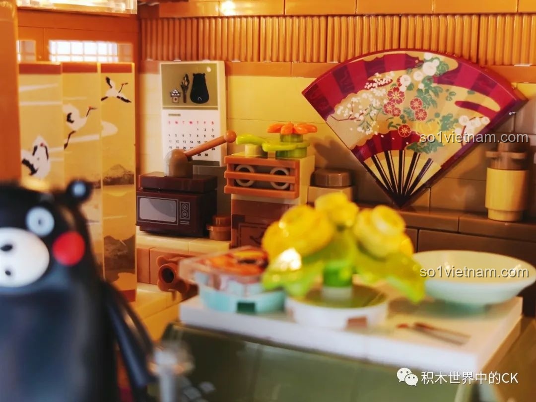 Cận cảnh đồng hồ treo tường và các vật dụng trang trí khác trong Ngôi nhà Nhật Bản Kumamon inbrixx 880018.