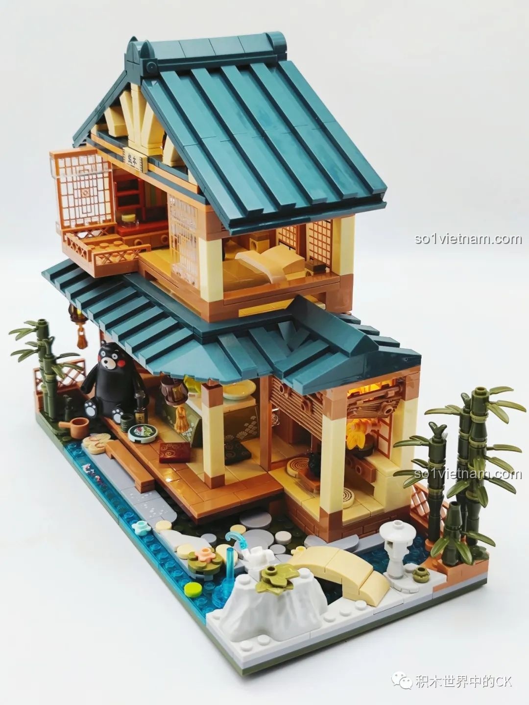 Cận cảnh chi tiết hồ cá Koi và thác nước nhỏ trong khu vườn của Ngôi nhà Nhật Bản Kumamon inbrixx 880018.