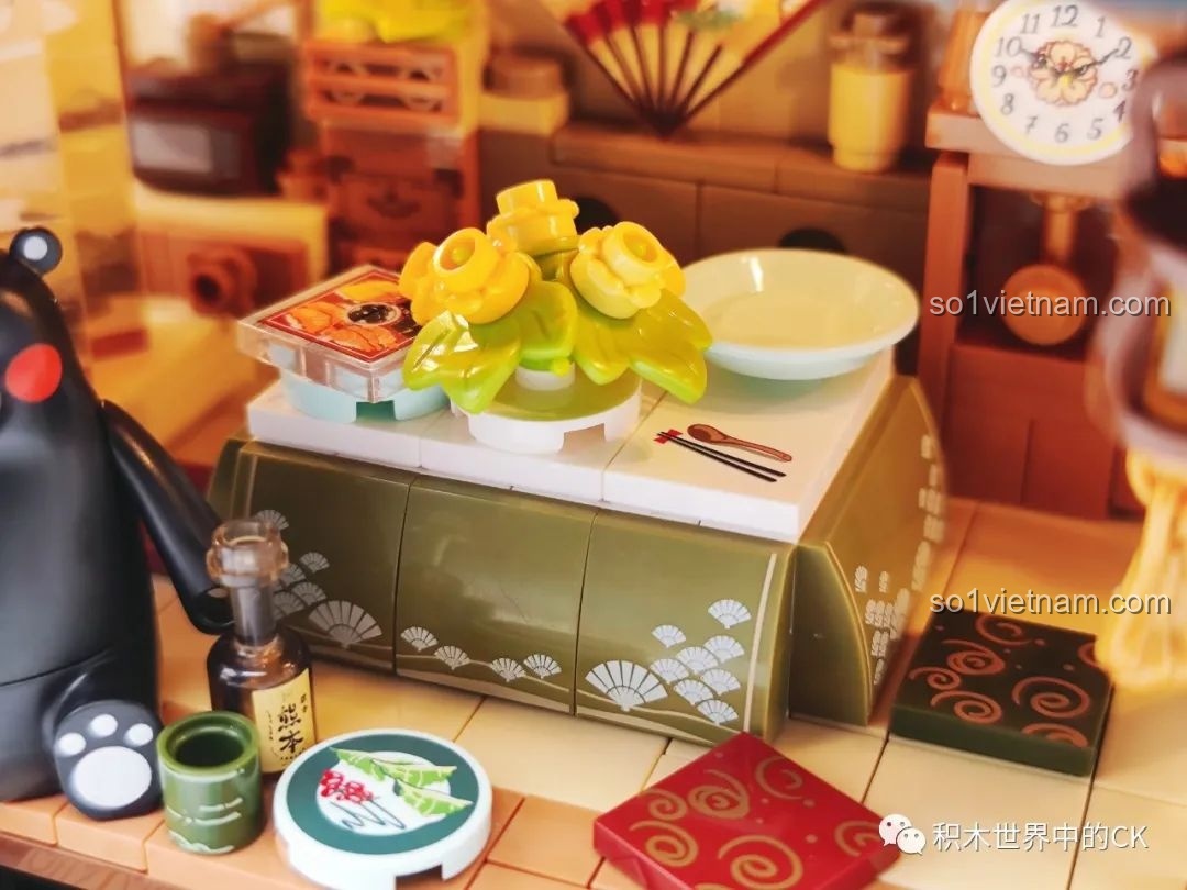 Cận cảnh nội thất chung của tầng trệt Ngôi nhà Nhật Bản Kumamon inbrixx 880018, với quạt giấy và lịch treo tường.