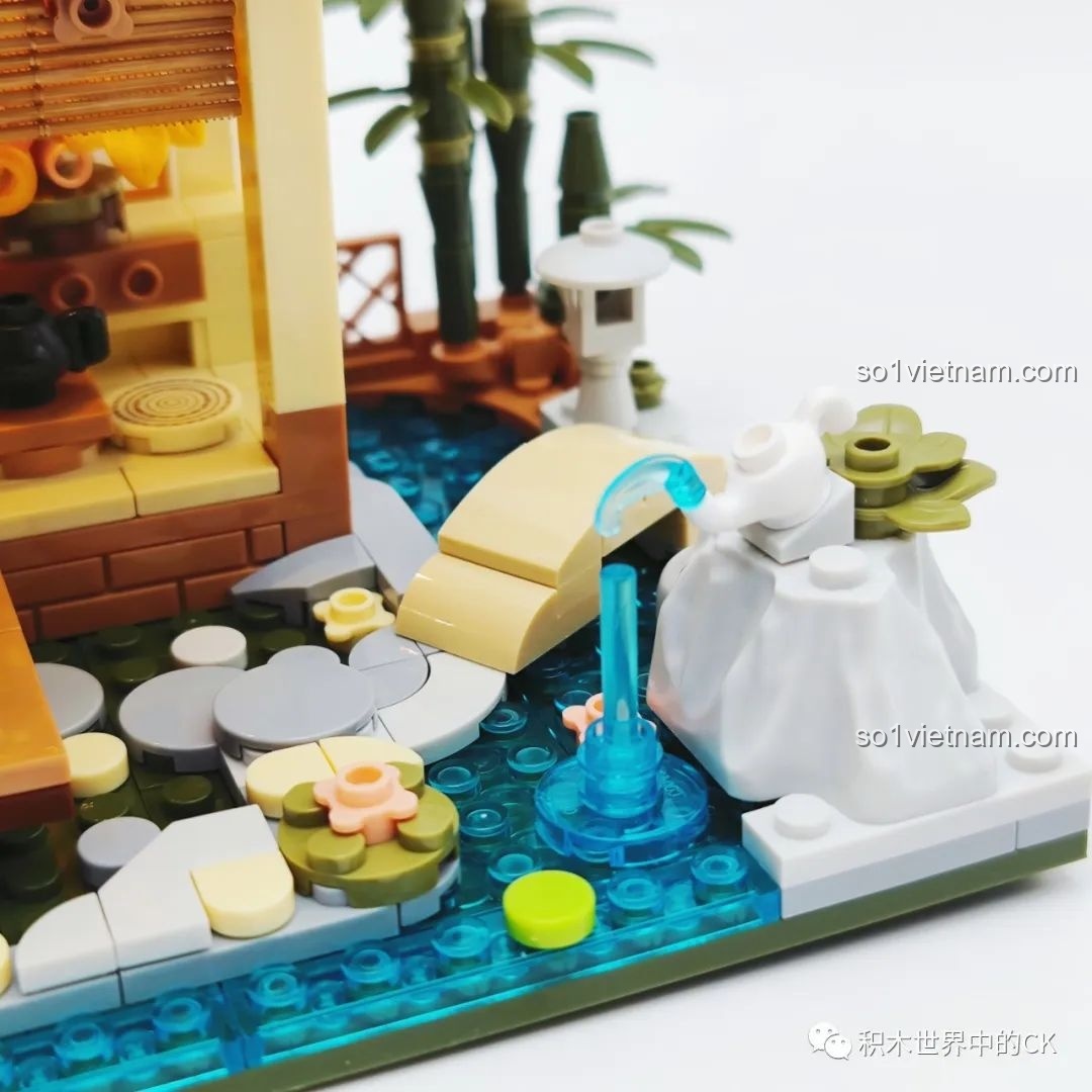 Cận cảnh chi tiết hàng tre xanh và đèn lồng truyền thống Nhật Bản trong khu vườn của Ngôi nhà Kumamon inbrixx 880018.