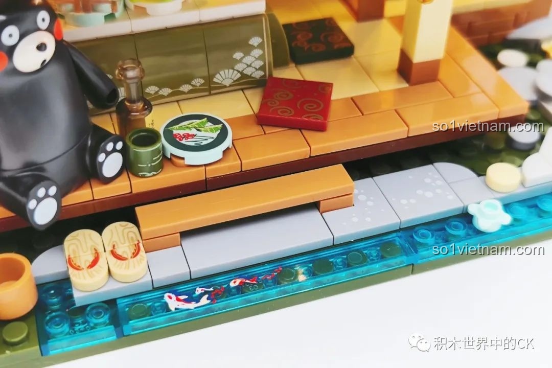 Cận cảnh chi tiết hàng tre và đèn lồng treo bên ngoài Ngôi nhà Nhật Bản Kumamon inbrixx 880018, tạo không gian ấm cúng.