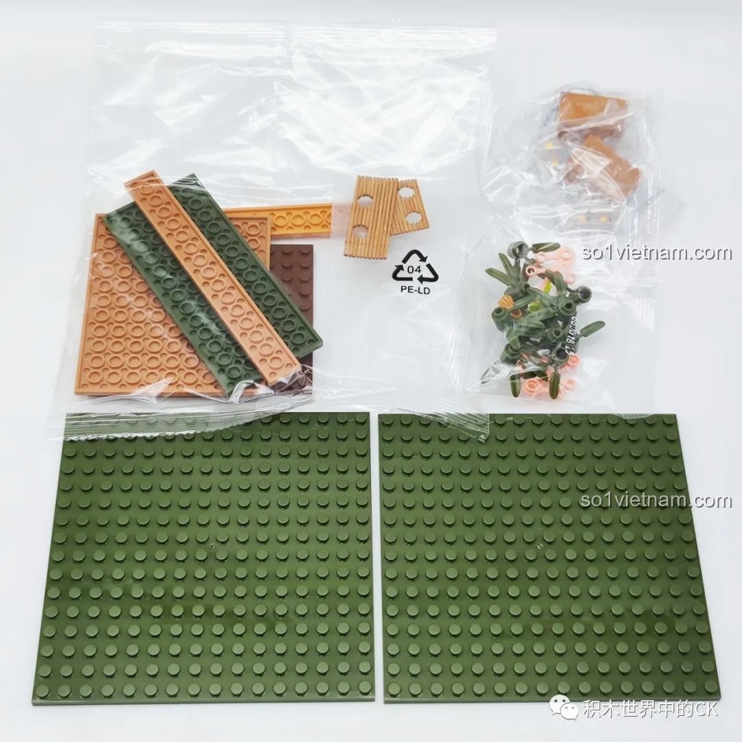 Các đế lắp ráp màu xanh và túi phụ kiện nhỏ của bộ inbrixx 880018 Ngôi nhà Nhật Bản Kumamon, chuẩn bị cho việc xây dựng.