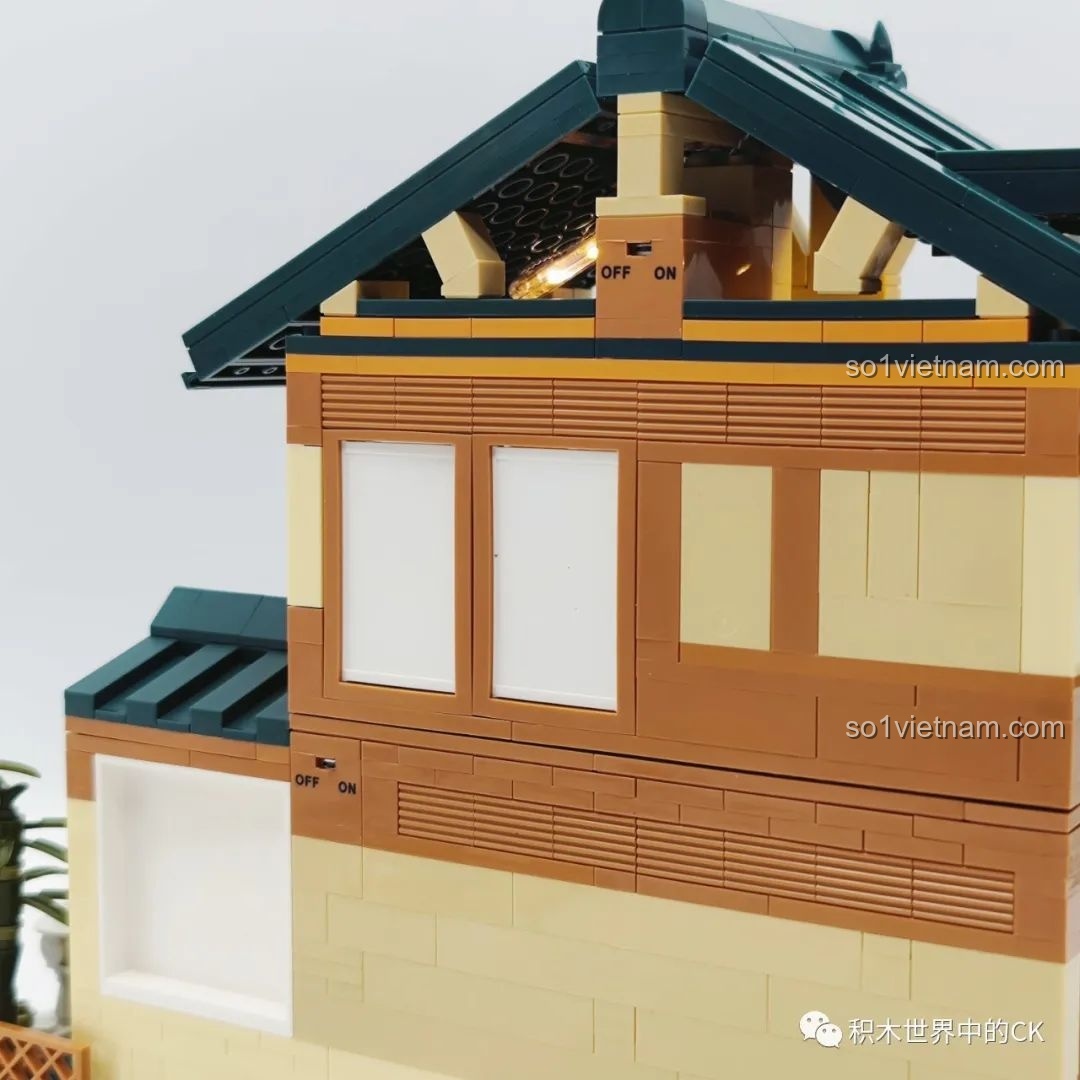 Ngôi nhà Nhật Bản Kumamon inbrixx 880018 với đèn LED đã bật, tạo không gian ấm áp và huyền ảo trong bóng tối.