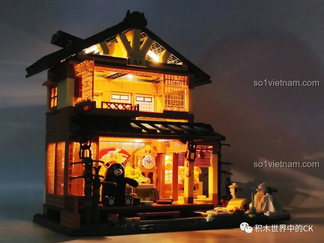 Góc nhìn khác của Ngôi nhà Nhật Bản Kumamon inbrixx 880018 với đèn LED sáng, làm nổi bật các chi tiết nội thất.