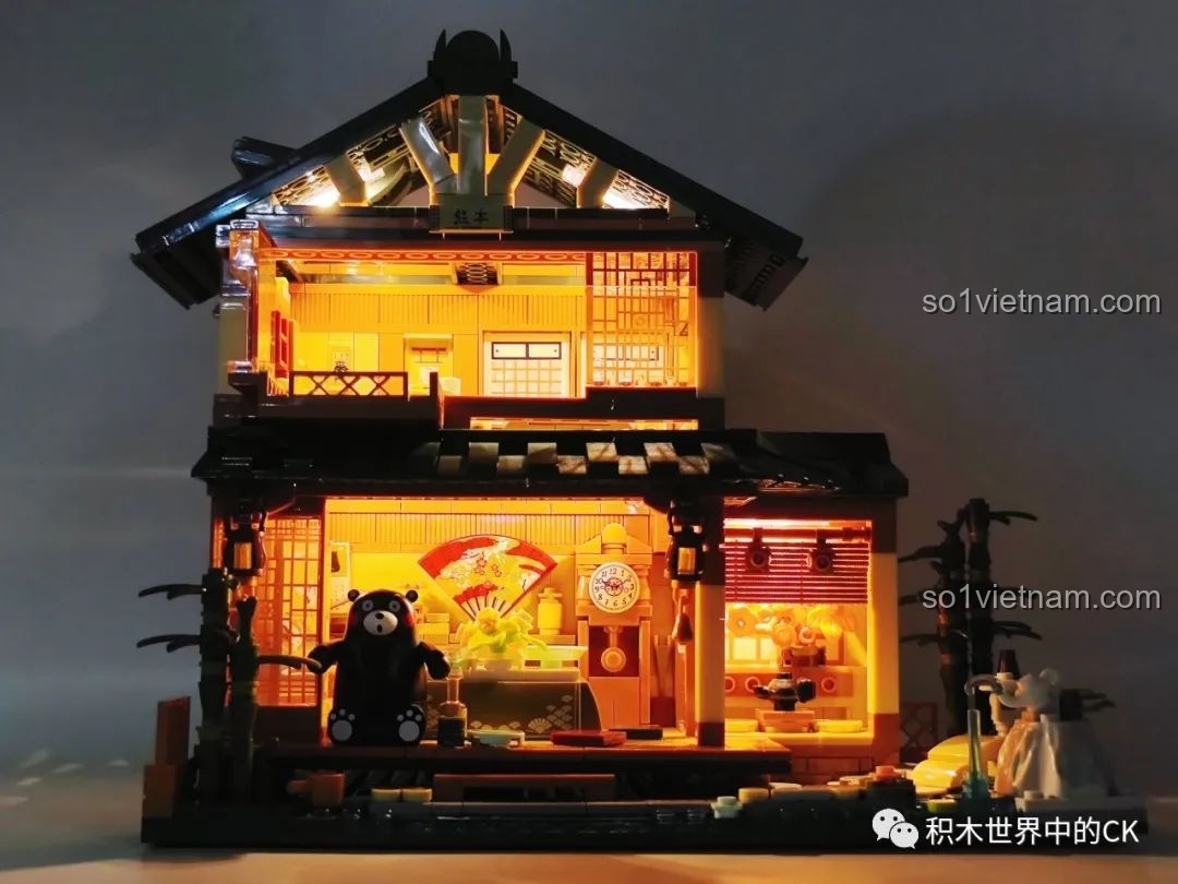 Ngôi nhà Nhật Bản Kumamon inbrixx 880018 với đèn LED sáng, nhìn từ góc chéo, tạo hiệu ứng chiều sâu ấn tượng.