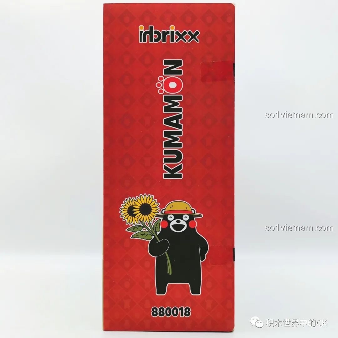 Mặt bên hộp đồ chơi inbrixx 880018 Ngôi nhà Nhật Bản Kumamon với hình ảnh linh vật Kumamon cầm hoa hướng dương.