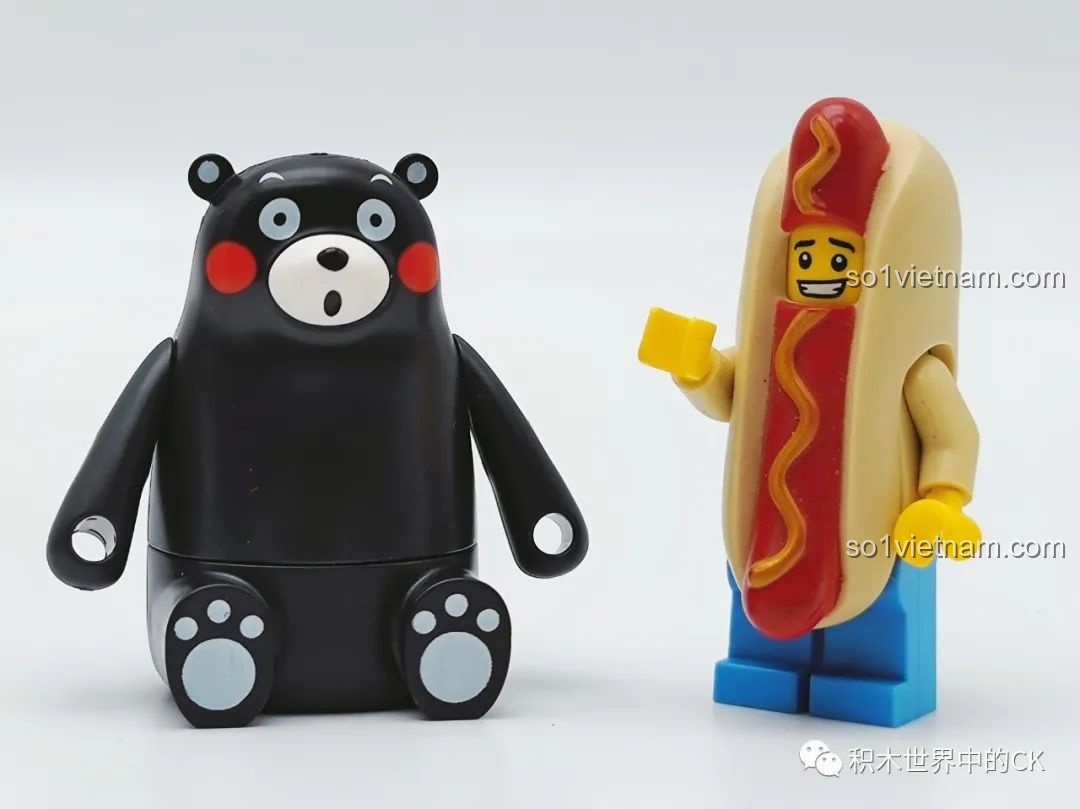 Minifigure Kumamon đứng cạnh một minifigure hình hotdog, tạo nên cảnh vui nhộn trong bộ inbrixx 880018 Ngôi nhà Nhật Bản Kumamon.