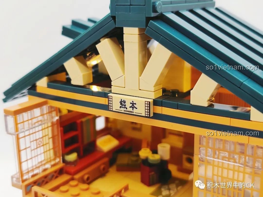 Mái nhà của Ngôi nhà Nhật Bản Kumamon inbrixx 880018 có thể mở ra, cho thấy cấu trúc bên trong và đèn LED.