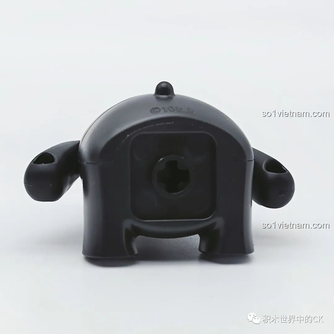 Mặt dưới của minifigure Kumamon, cho thấy cơ chế lắp ghép tương thích với các mảnh khác của inbrixx 880018.