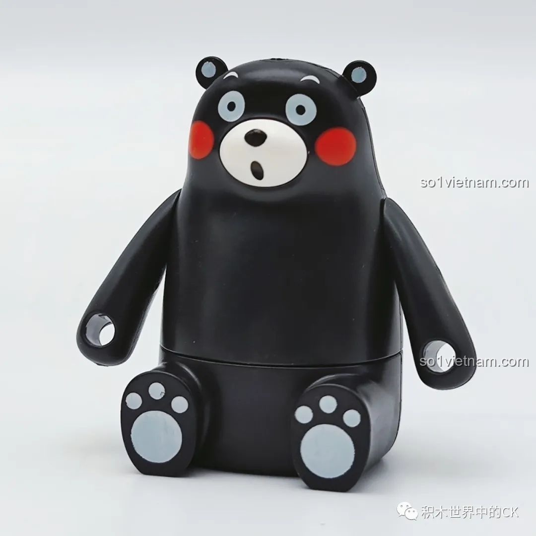 Minifigure Kumamon đáng yêu đi kèm bộ lắp ghép inbrixx 880018 Ngôi nhà Nhật Bản Kumamon, với biểu cảm ngạc nhiên.