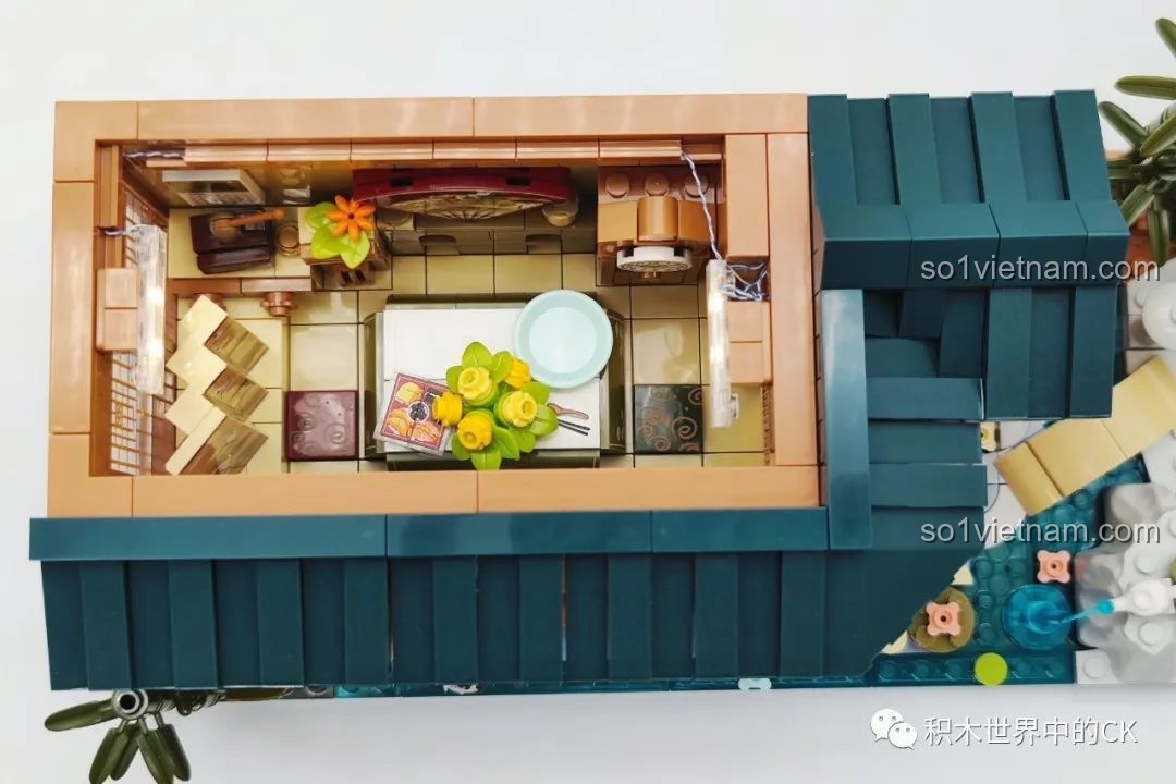 Cận cảnh nội thất tầng trên của Ngôi nhà Nhật Bản Kumamon inbrixx 880018, với bàn học và kệ sách nhỏ.