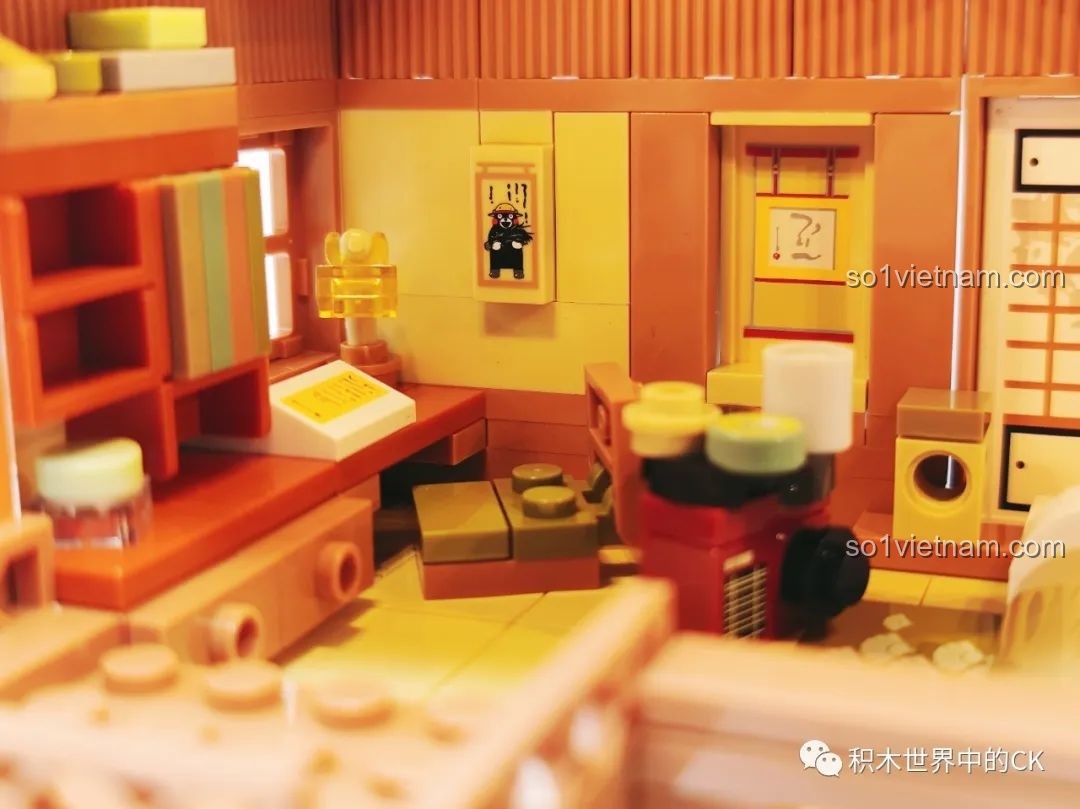 Góc nhìn khác về nội thất tầng trên của Ngôi nhà Nhật Bản Kumamon inbrixx 880018, với cửa sổ và ban công nhỏ.