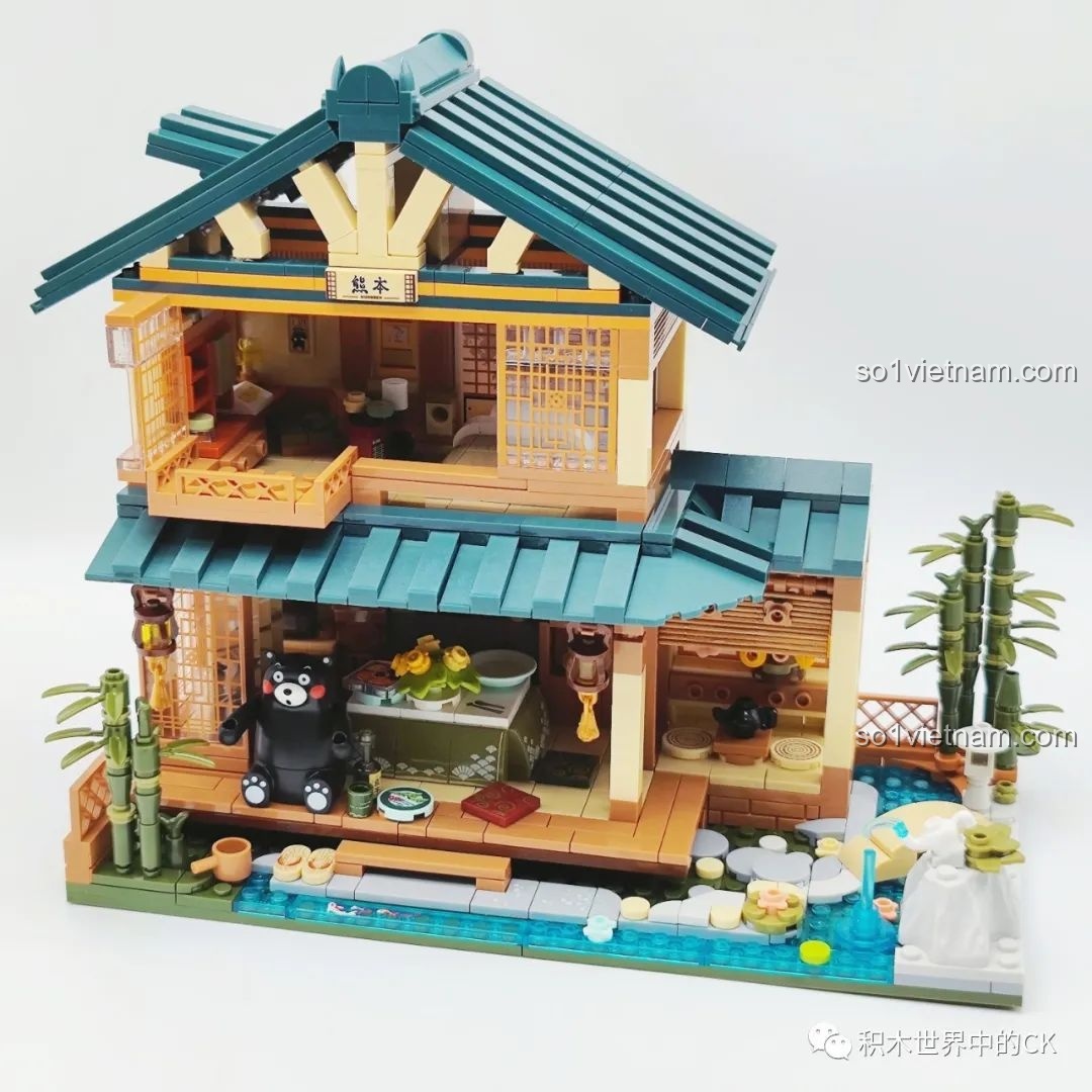 Mô hình Ngôi nhà Nhật Bản Kumamon inbrixx 880018 với tầng trệt đã hoàn thiện và bắt đầu xây dựng tầng trên.