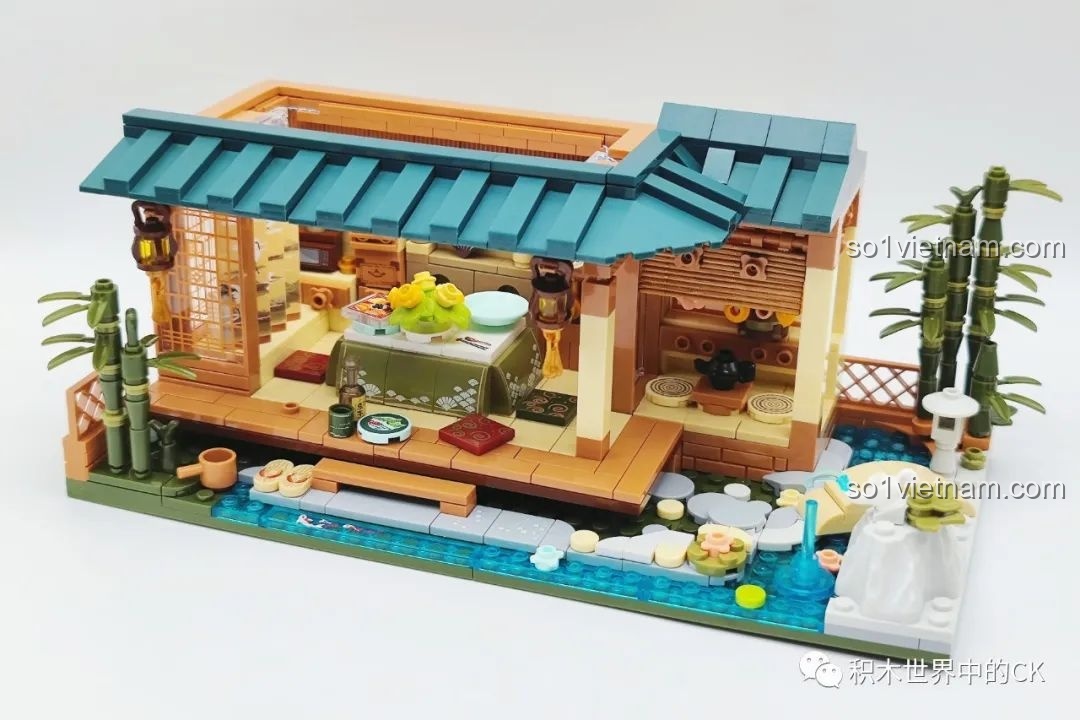 Phần tầng trệt của Ngôi nhà Nhật Bản Kumamon inbrixx 880018 đã hoàn thành, với khu vườn và nội thất cơ bản.