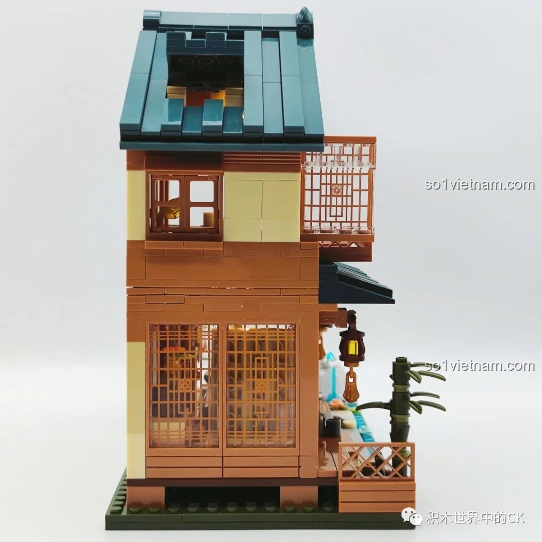 Góc nhìn bên hông khác của mô hình Ngôi nhà Nhật Bản Kumamon inbrixx 880018, làm nổi bật kiến trúc độc đáo.